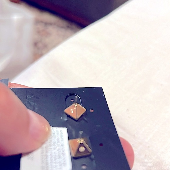 NWTStunning&SparklinWhiteHouseBlackMarket Diamonds like&GoldPlatedChainEarrings. - Picture 7 of 7